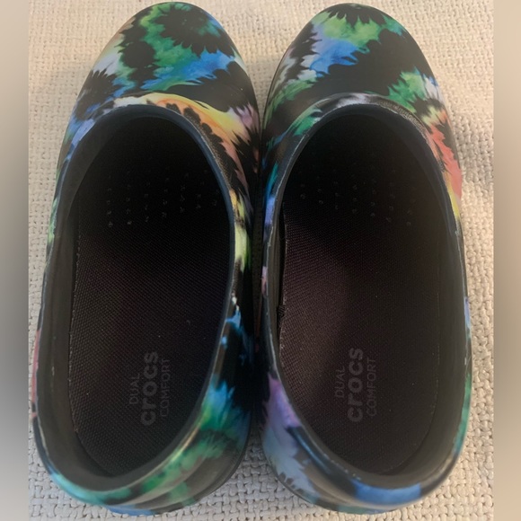 Crocs Women's Size 7 Multicolor Tie Dye Clog Shoes Slip Resistant - Picture 5 of 10